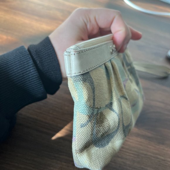 Coach Clutch in Beige with Removable Handle - Picture 4 of 4